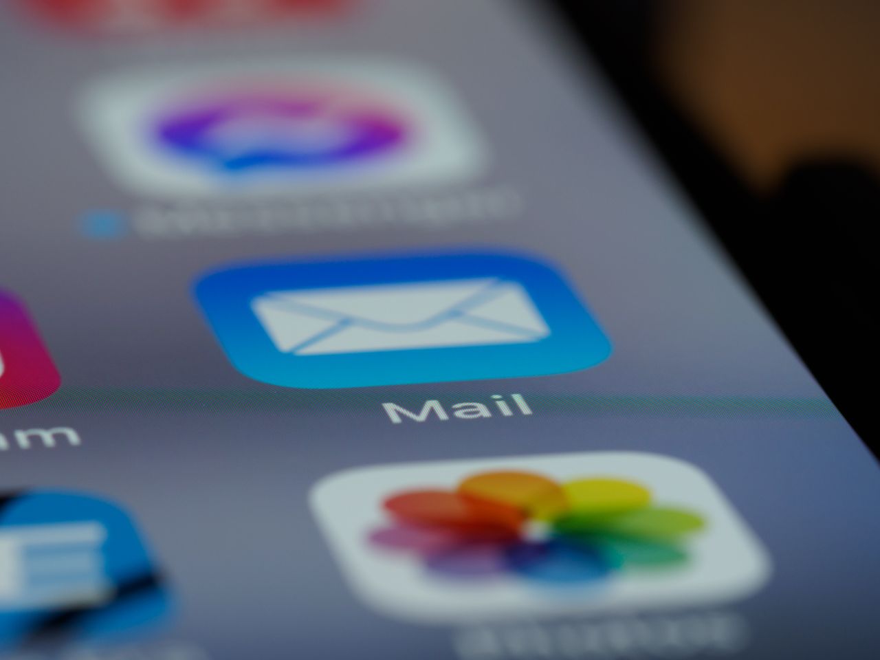 gallery-02 Gros plan détaillé sur l’icône d’une application email affichée sur l’écran d’un smartphone, mettant en valeur la technologie moderne.
